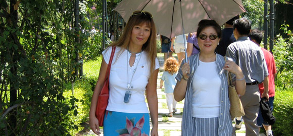 Jenny and her mom May at the Huntington Library